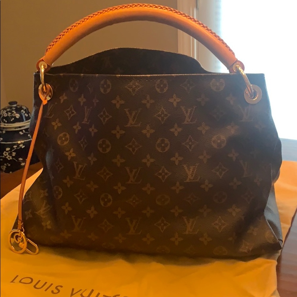 Louis Viutton Artsy bag in monogram size MM